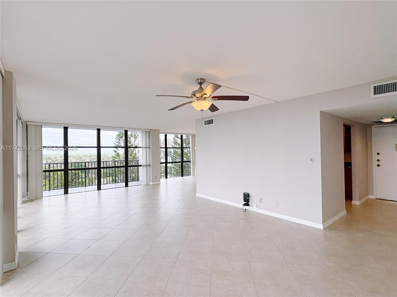 800 Parkview Dr 909 photo 4