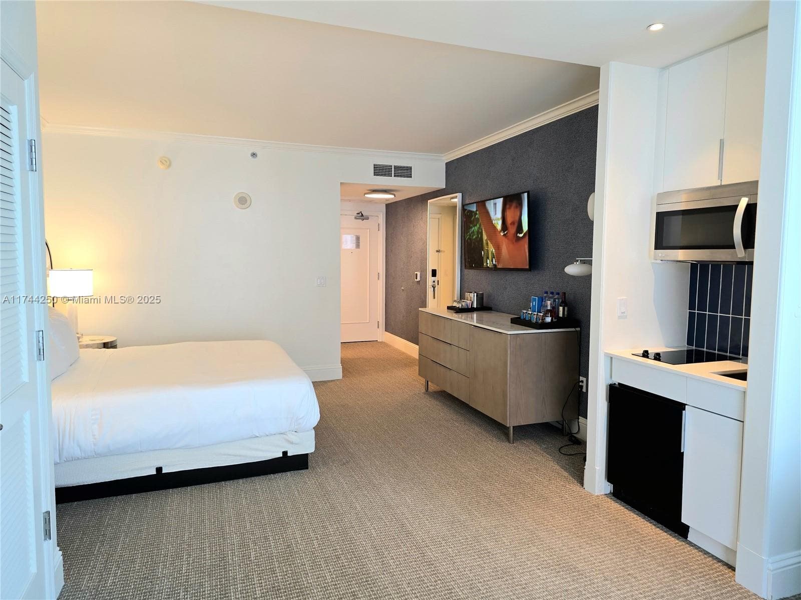 4401 Collins Ave 1401 photo 5