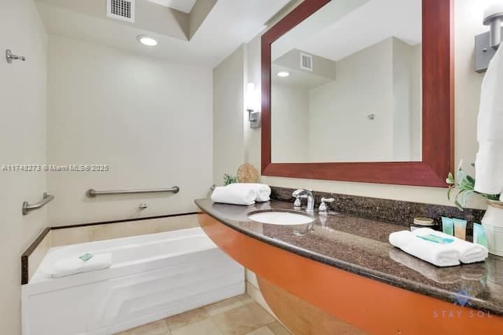 18001 Collins Ave 903 photo 3