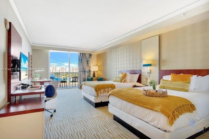 18001 Collins Ave 903 photo 4