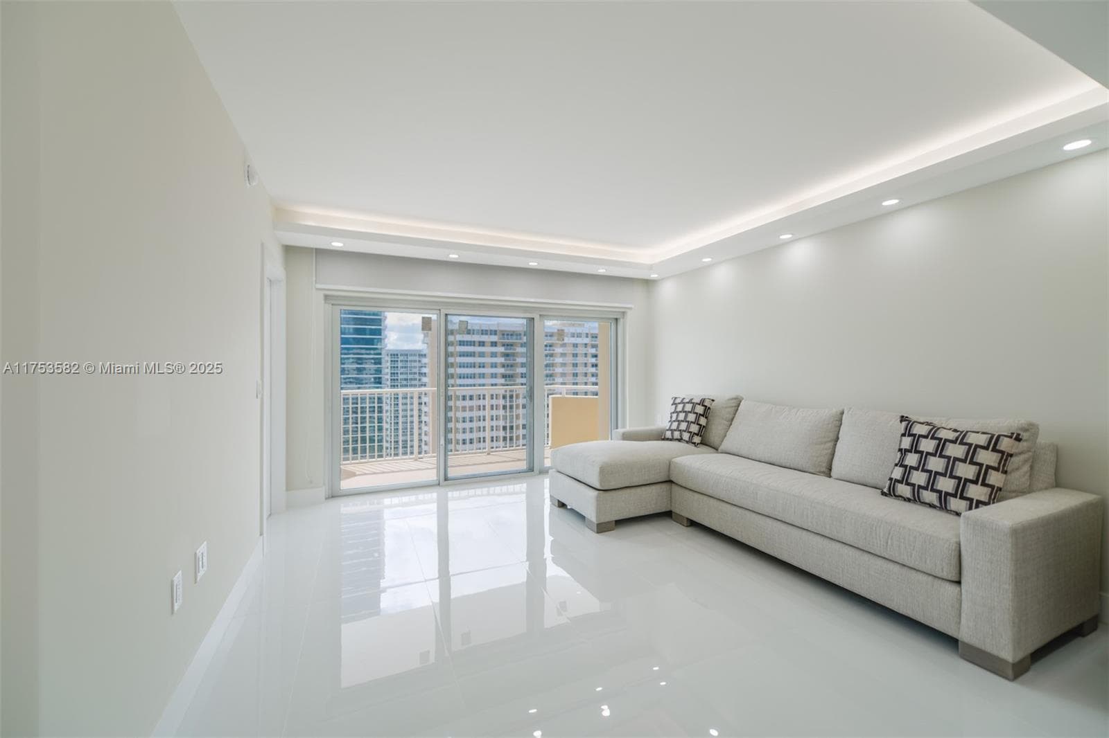 1950 Ocean Dr 5