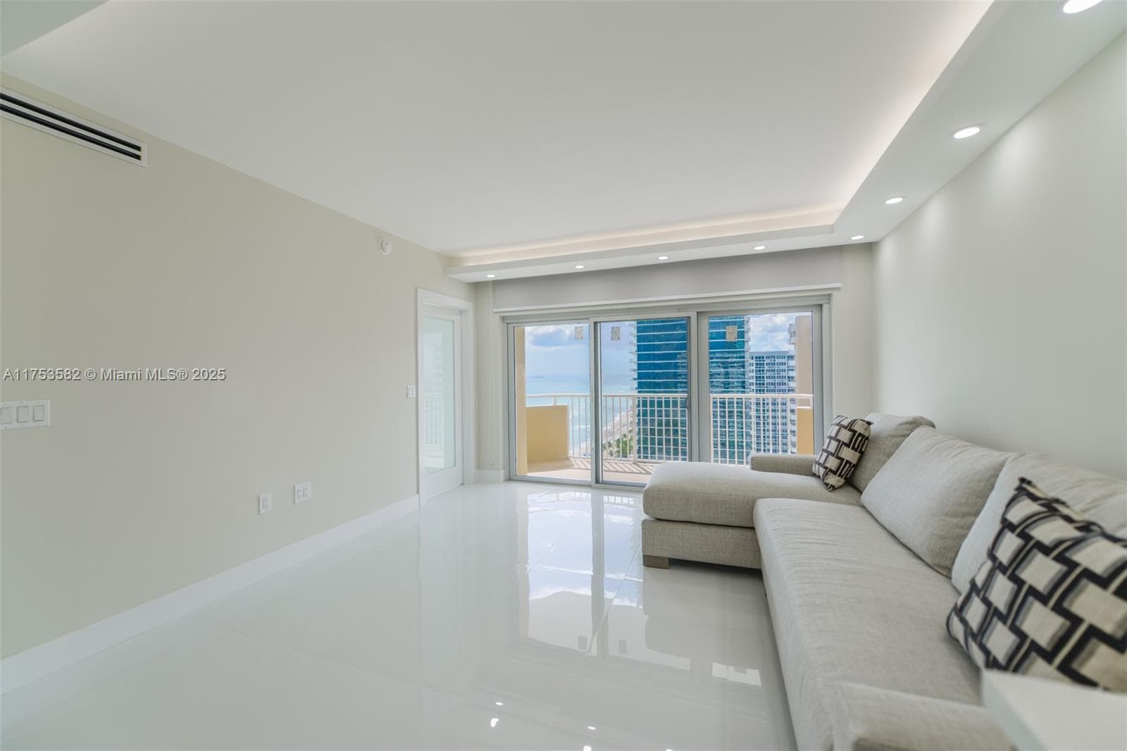 1950 Ocean Dr 4