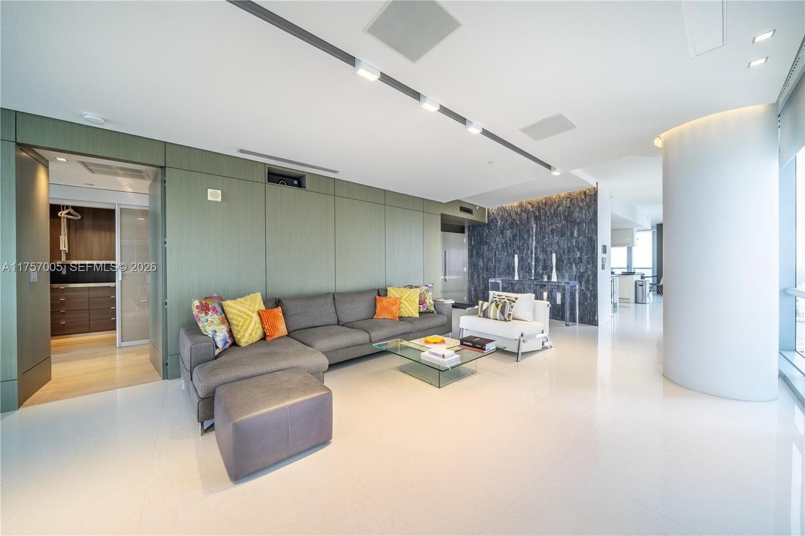 17121 Collins Ave 5
