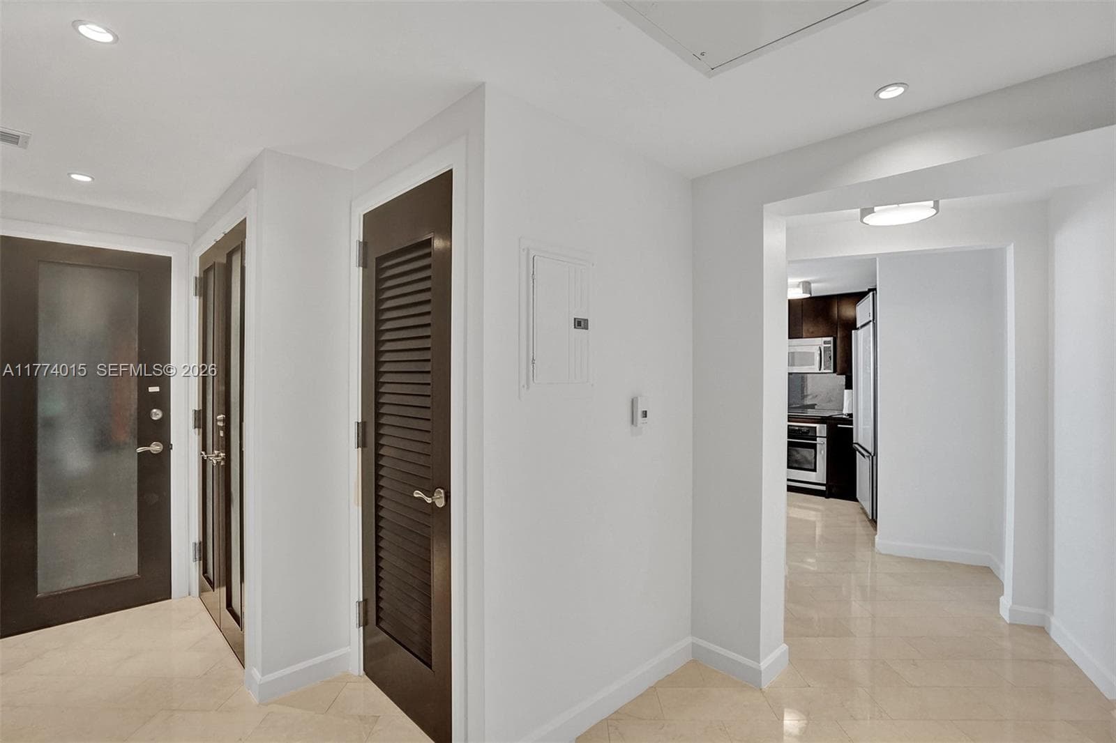 4391 Collins Ave 913/914 photo 23