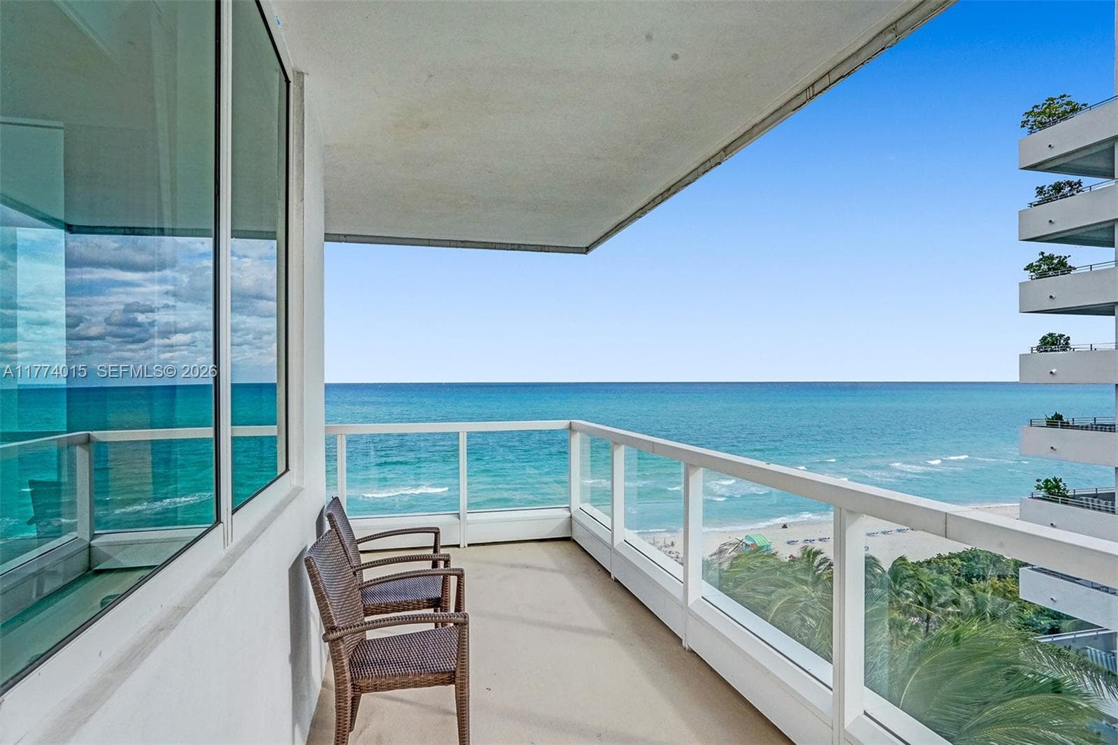 4391 Collins Ave 913/914 photo 7