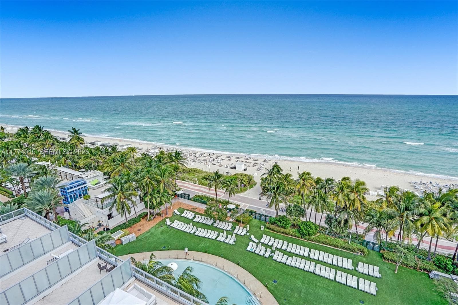 4391 Collins Ave 913/914 photo 9