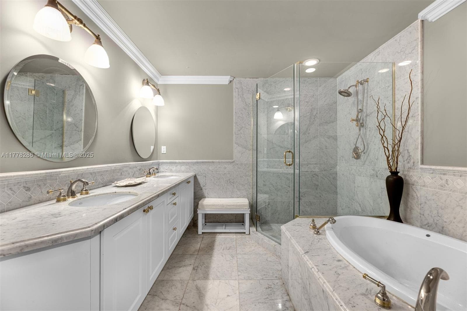 10225 Collins Ave 2004 photo 12