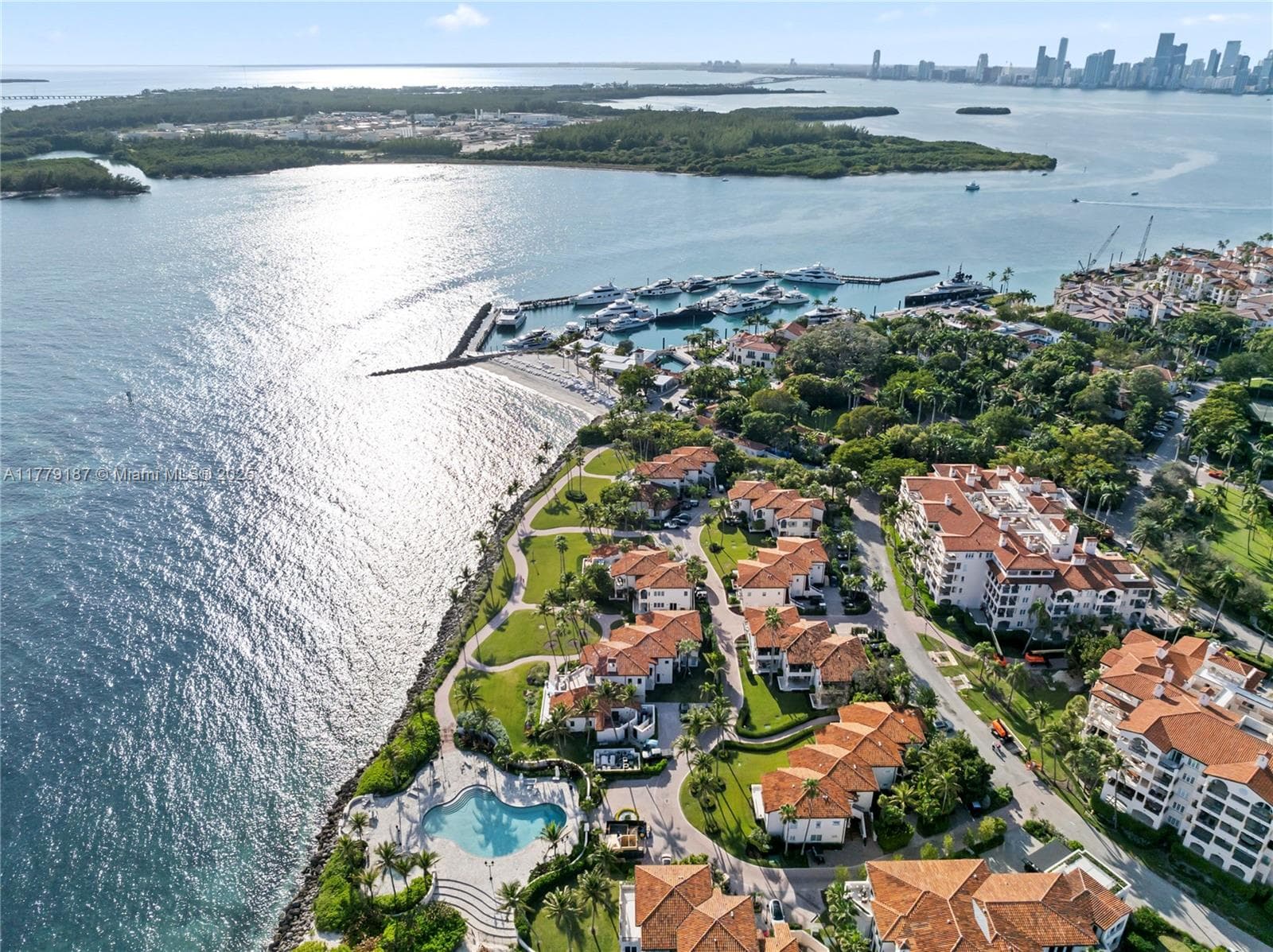 19133 Fisher Island Dr 19133 photo 6