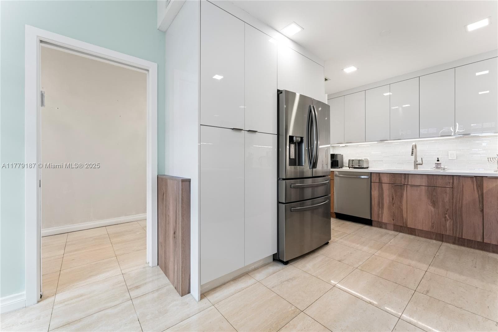 19133 Fisher Island Dr 19133 photo 18