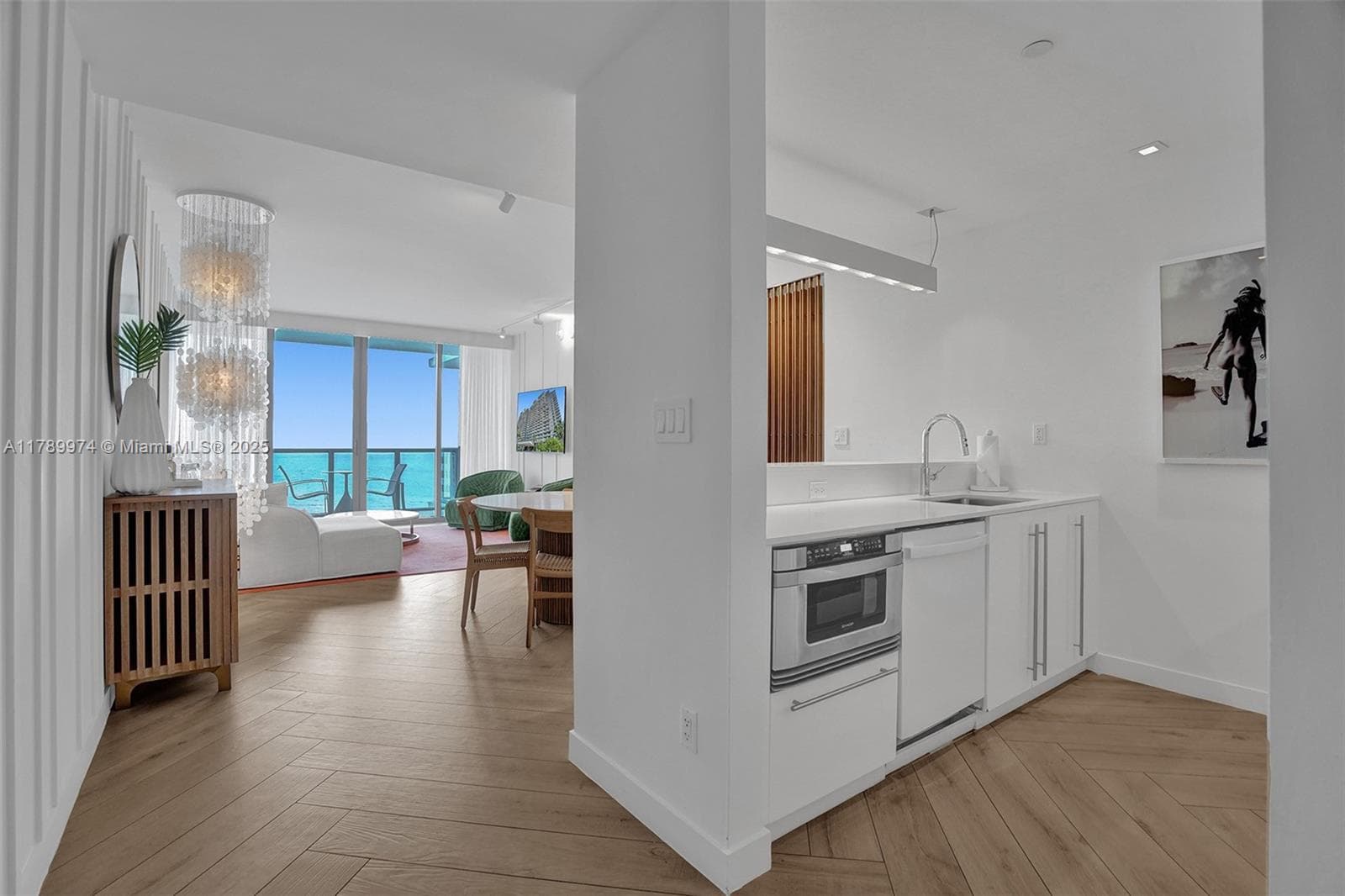2201 Collins Ave 3