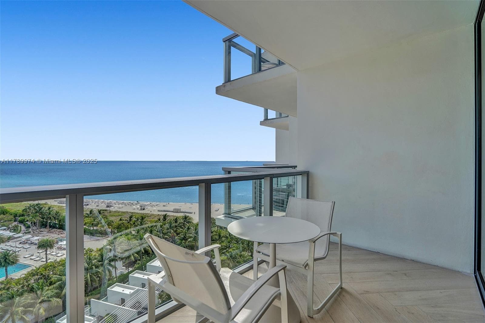 2201 Collins Ave 4