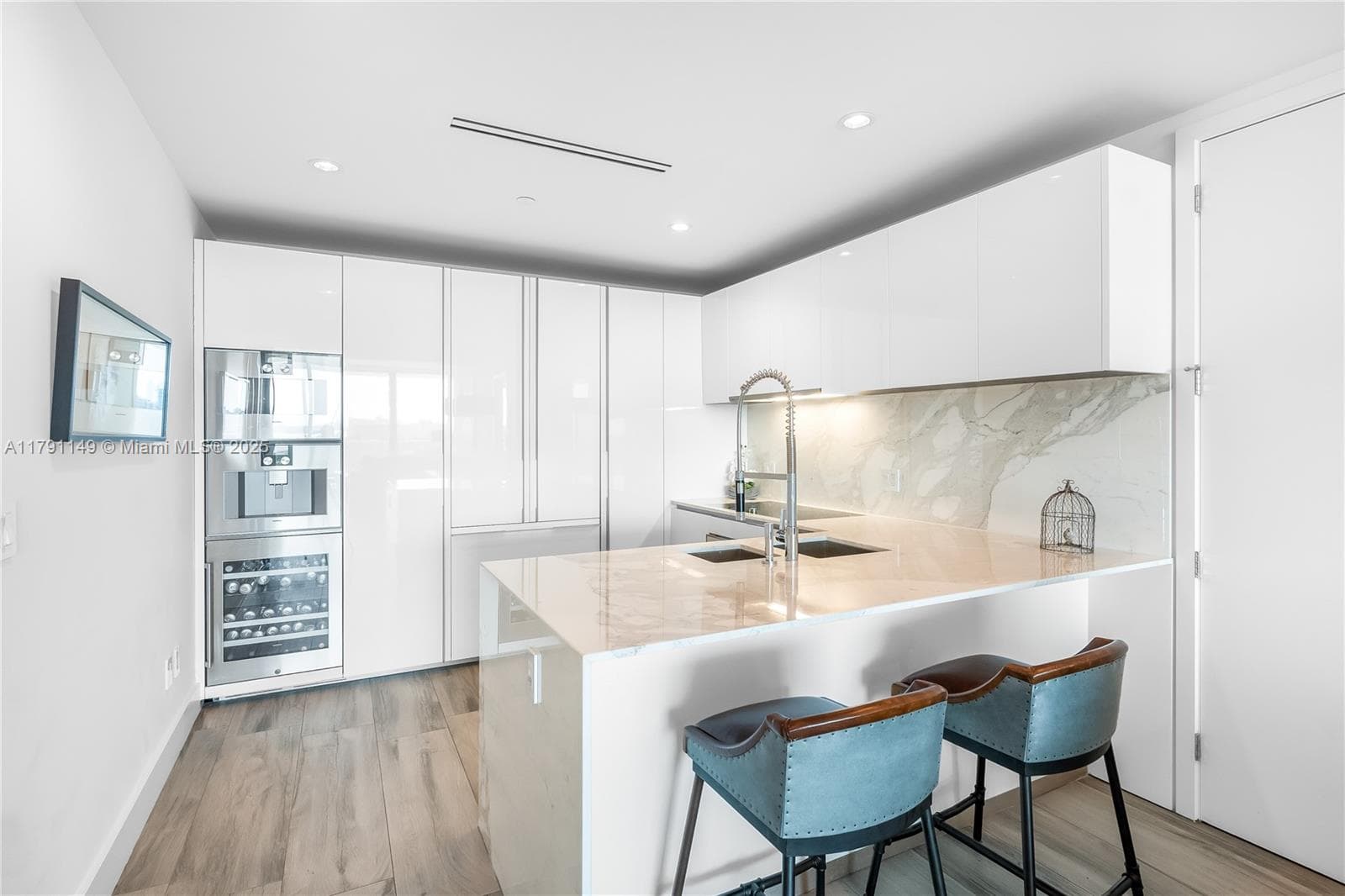 10201 Collins Ave 605 photo 10