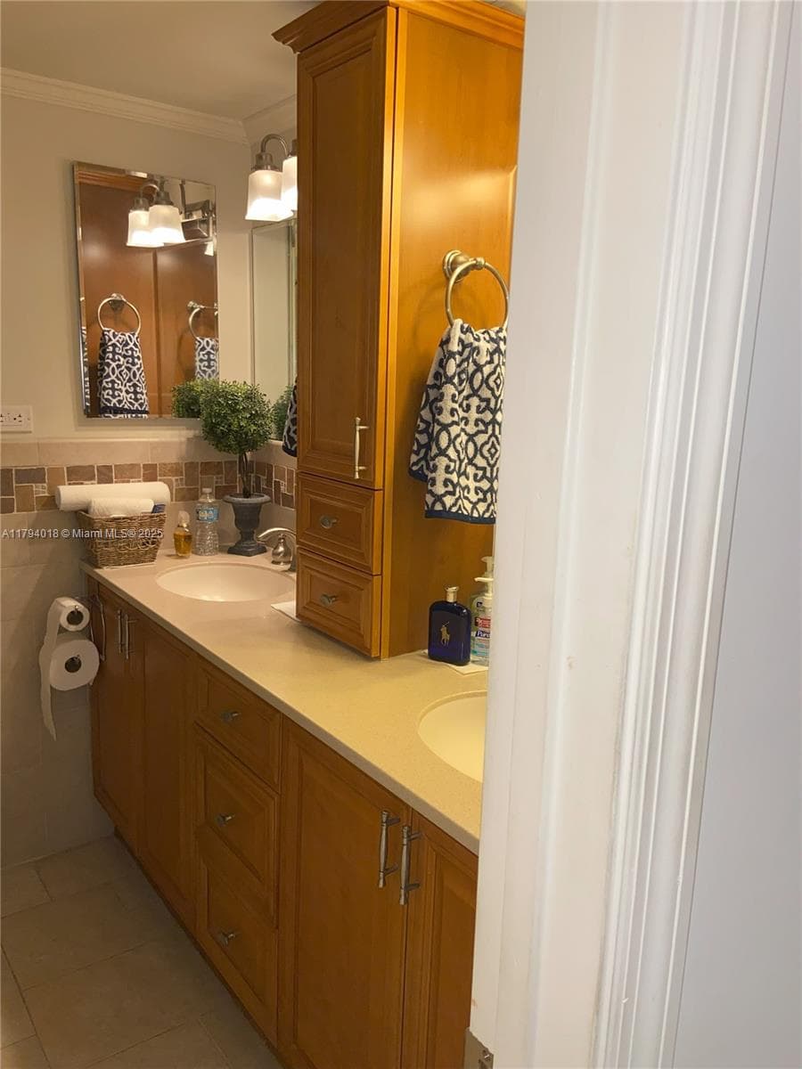 3180 Ocean Dr 716 photo 12