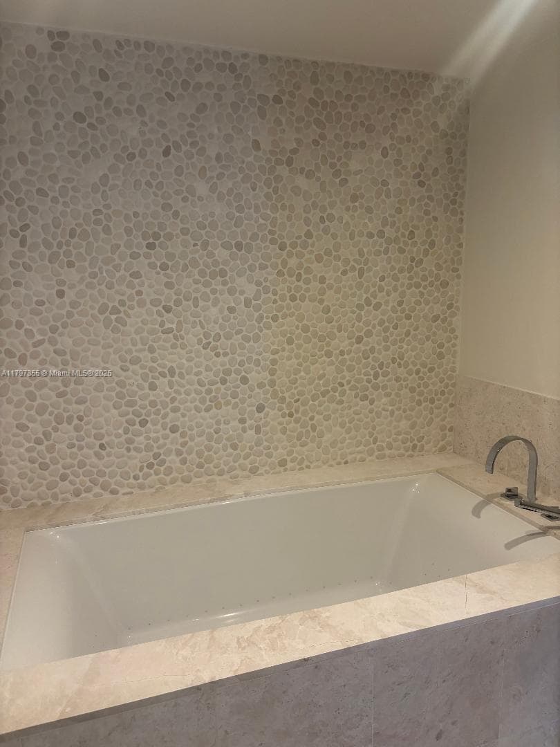 17121 Collins Ave 3