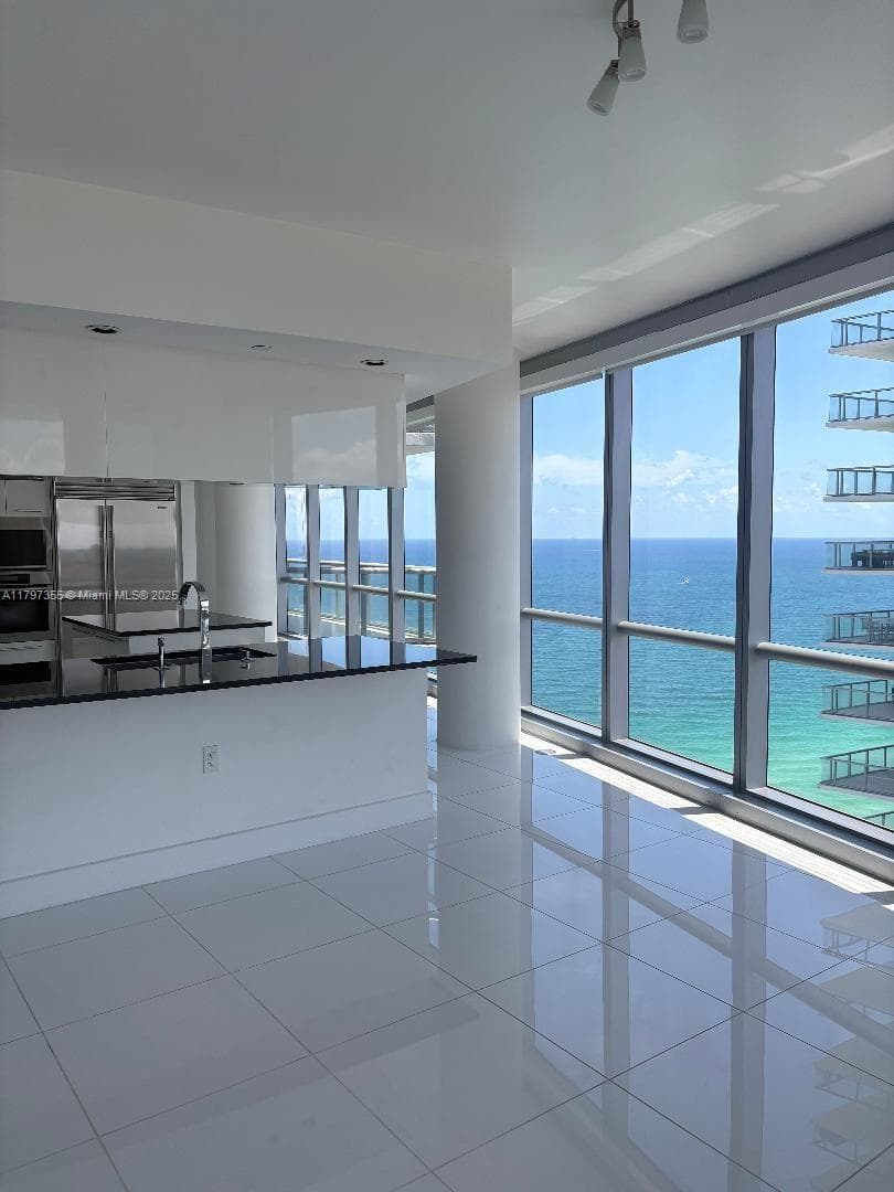 17121 Collins Ave 1