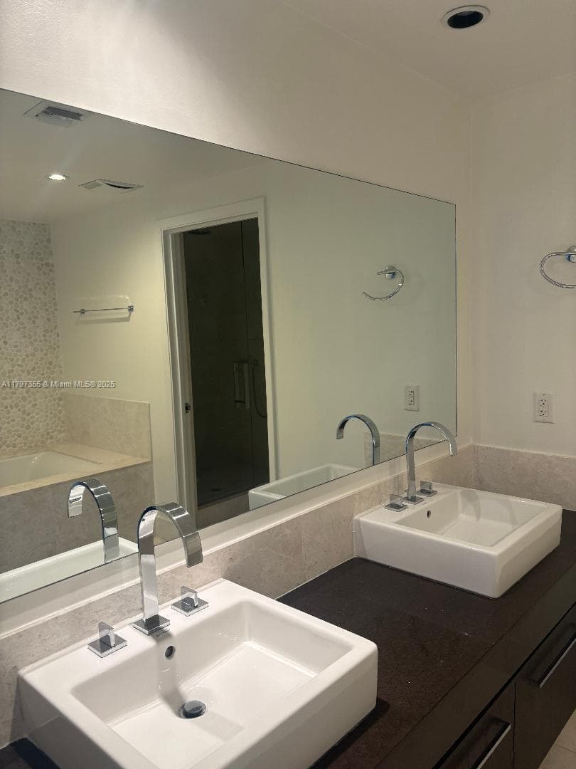 17121 Collins Ave 4