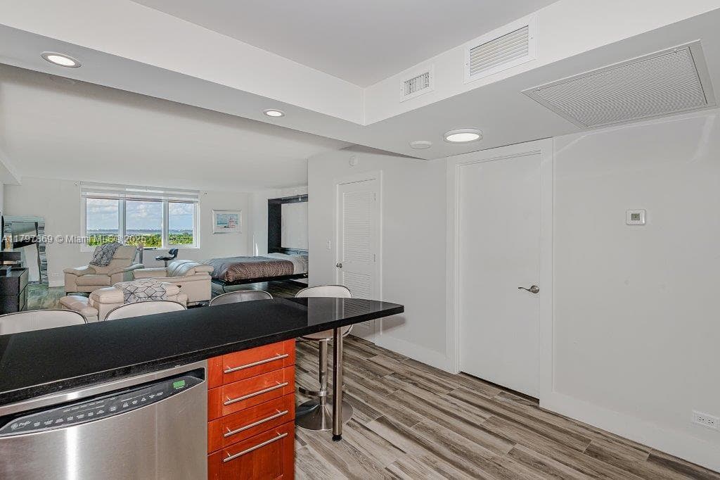 2301 Collins Ave 1532 photo 3