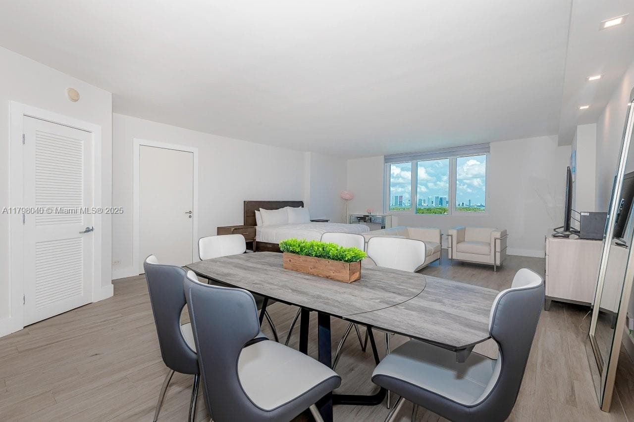 2301 Collins Ave 1531 photo 2