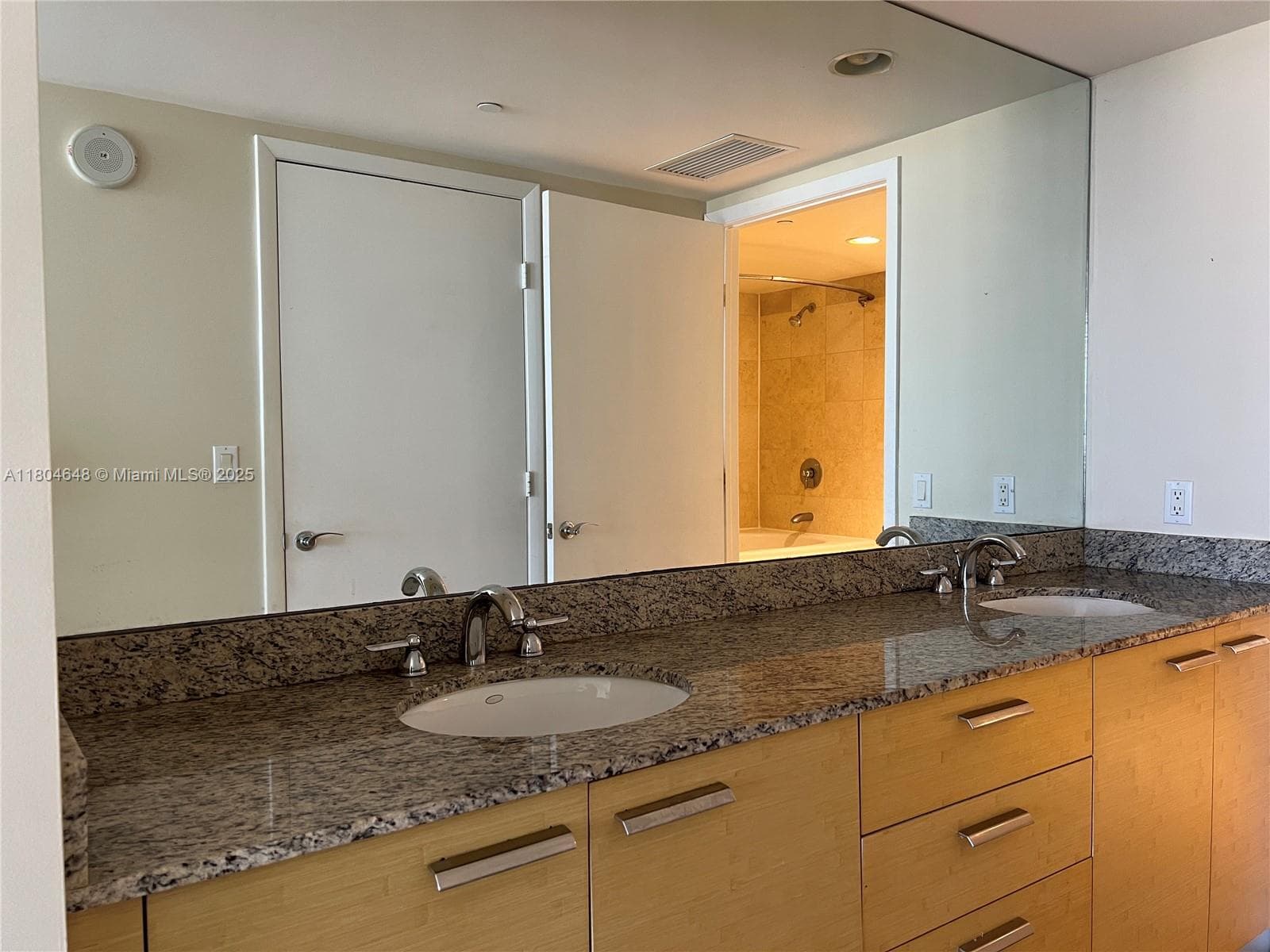 1800 Ocean Dr 2006 photo 16