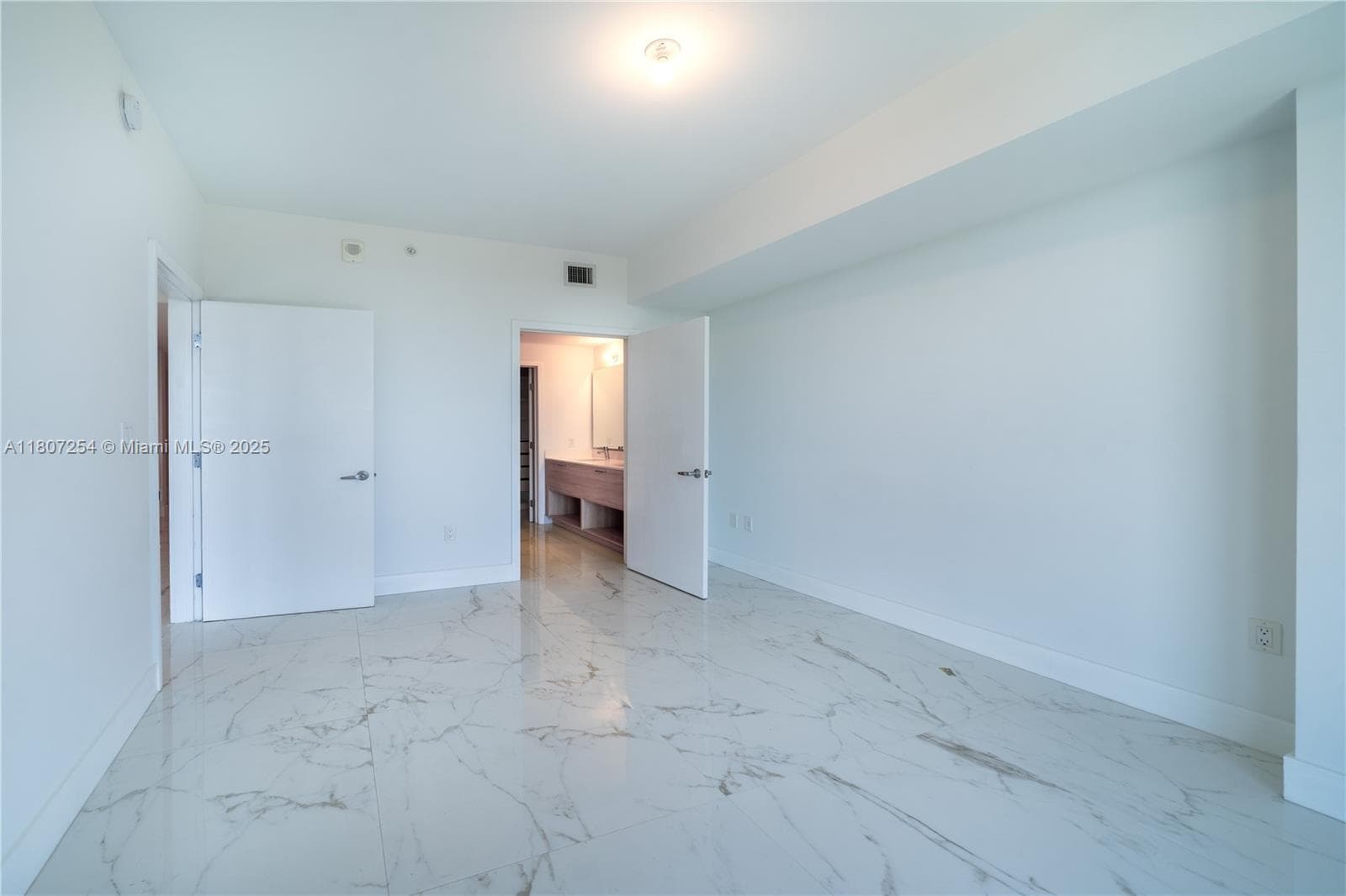 16385 Biscayne Blvd 417 photo 23