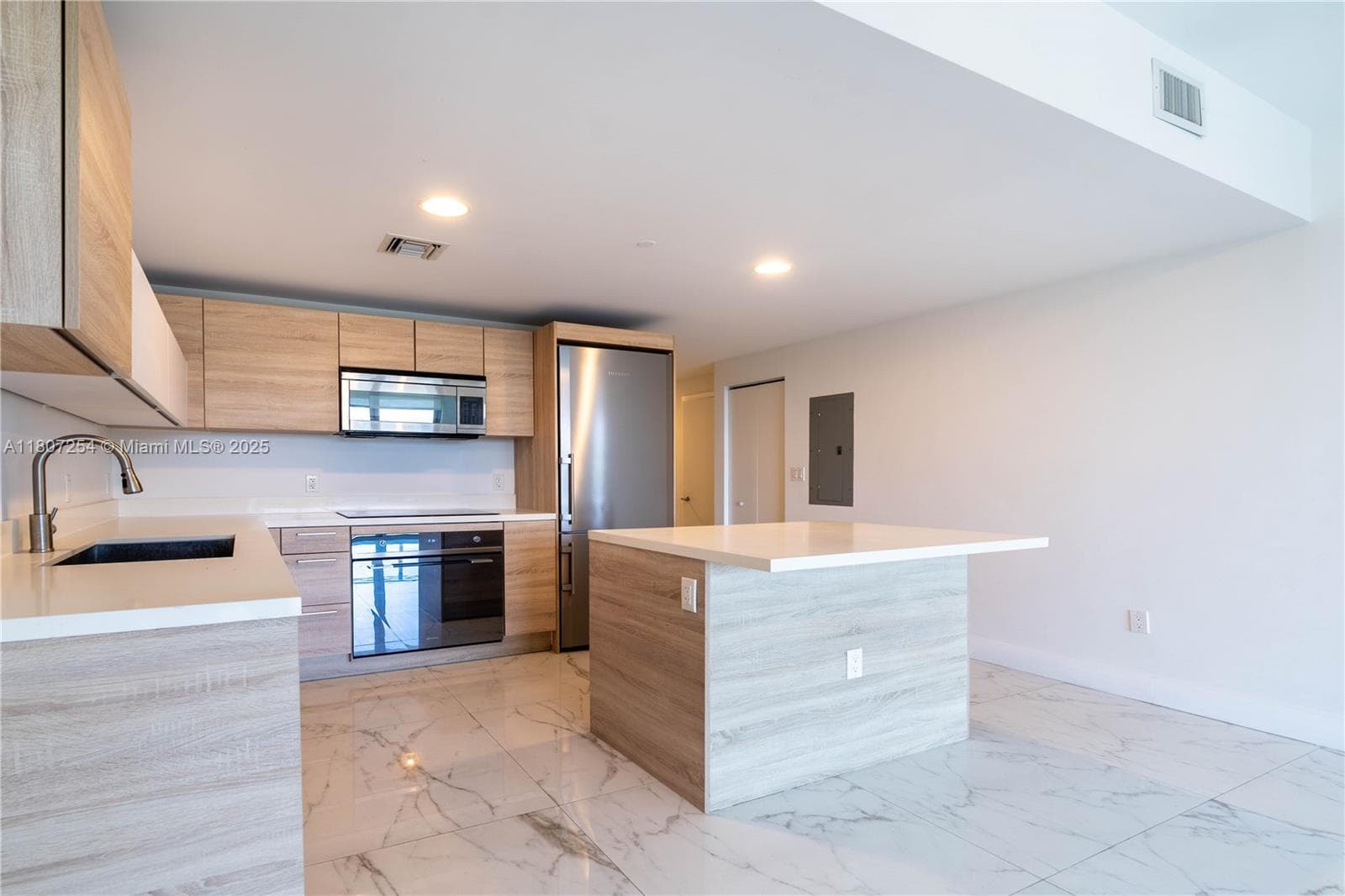16385 Biscayne Blvd 417 photo 15