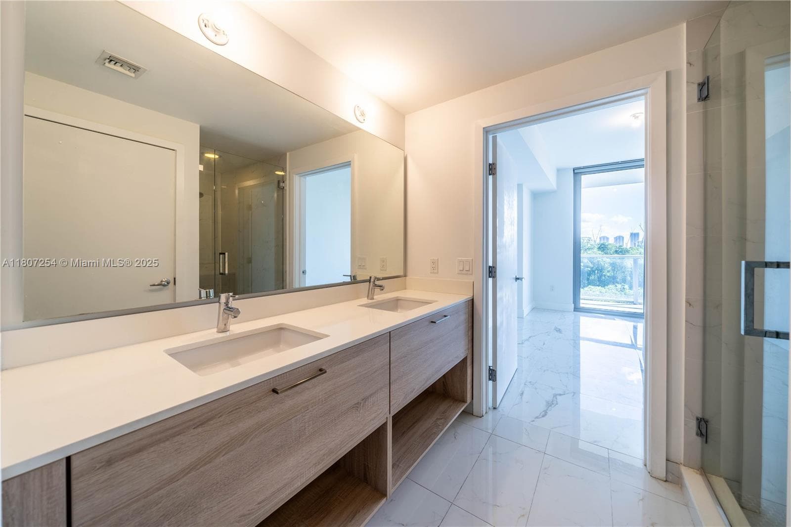 16385 Biscayne Blvd 417 photo 25