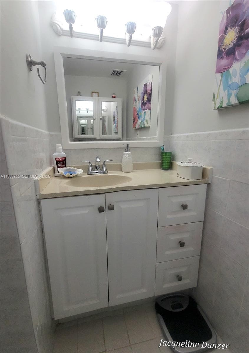 3600 NE 170th St 404 photo 21