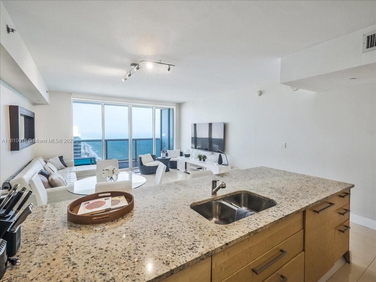 1830 Ocean Dr 5009 photo 12
