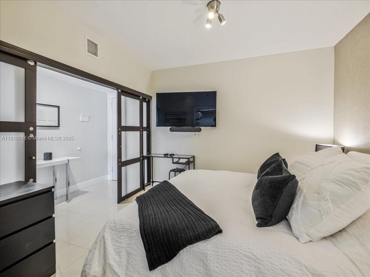 1830 Ocean Dr 5009 photo 22