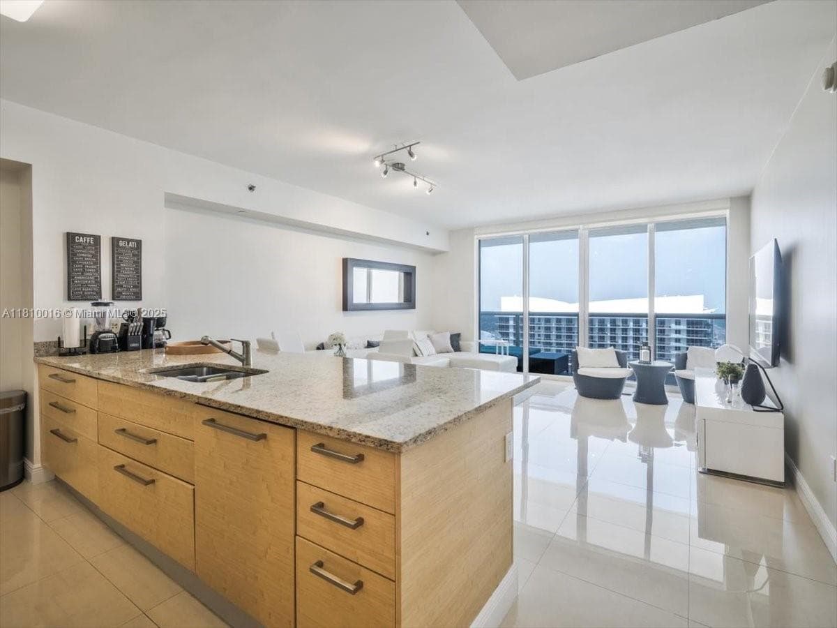 1830 Ocean Dr 5009 photo 7