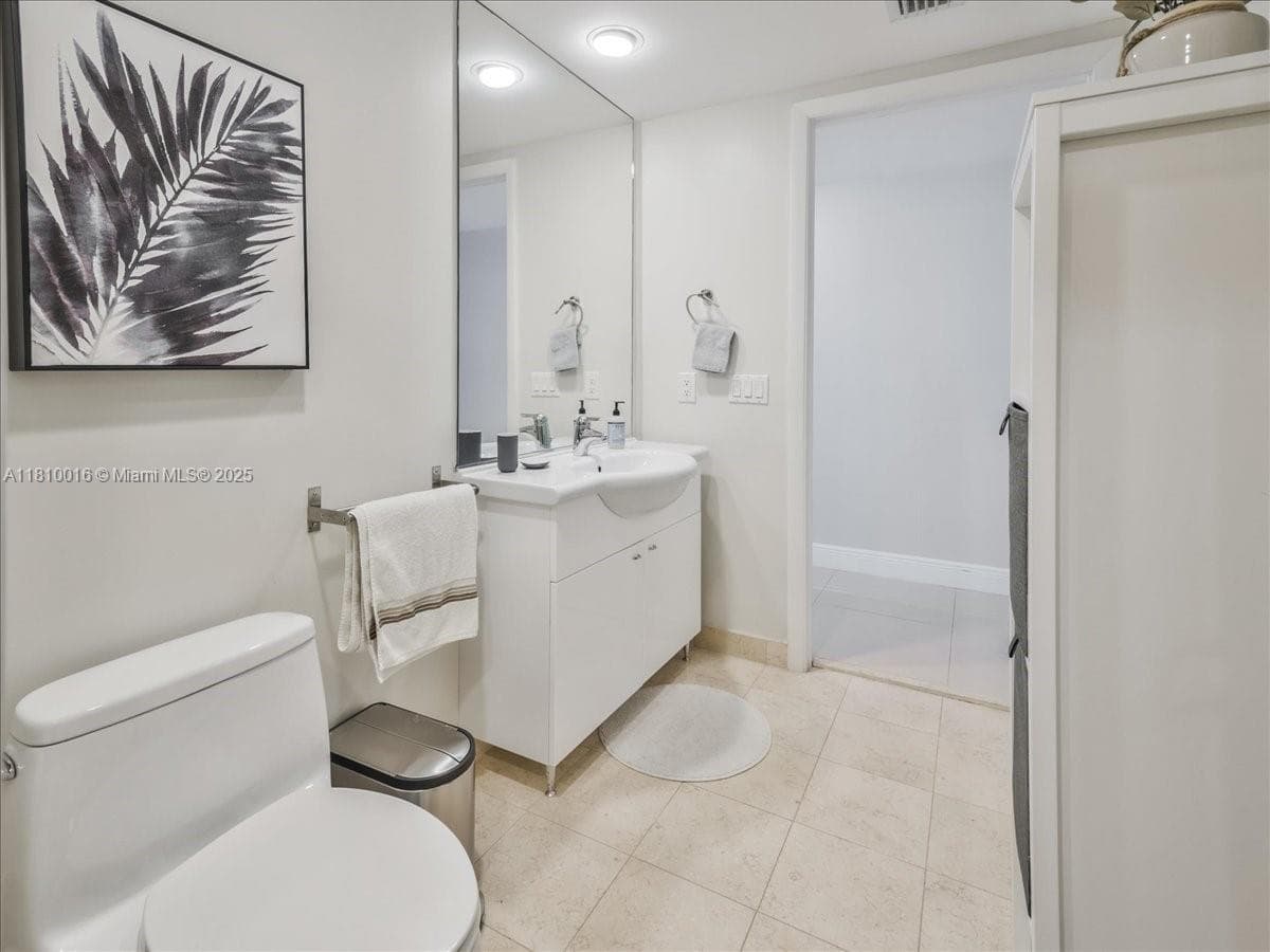 1830 Ocean Dr 5009 photo 18