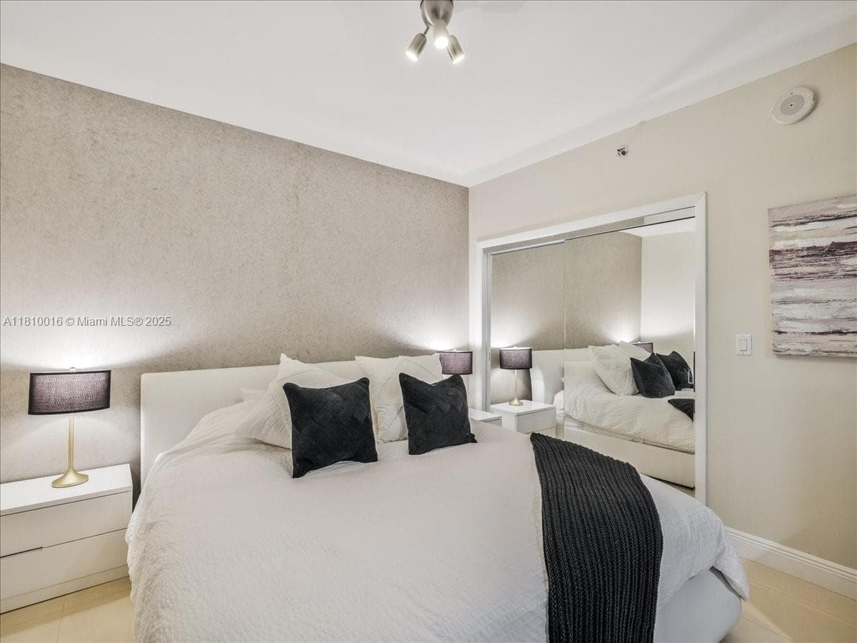 1830 Ocean Dr 5009 photo 15