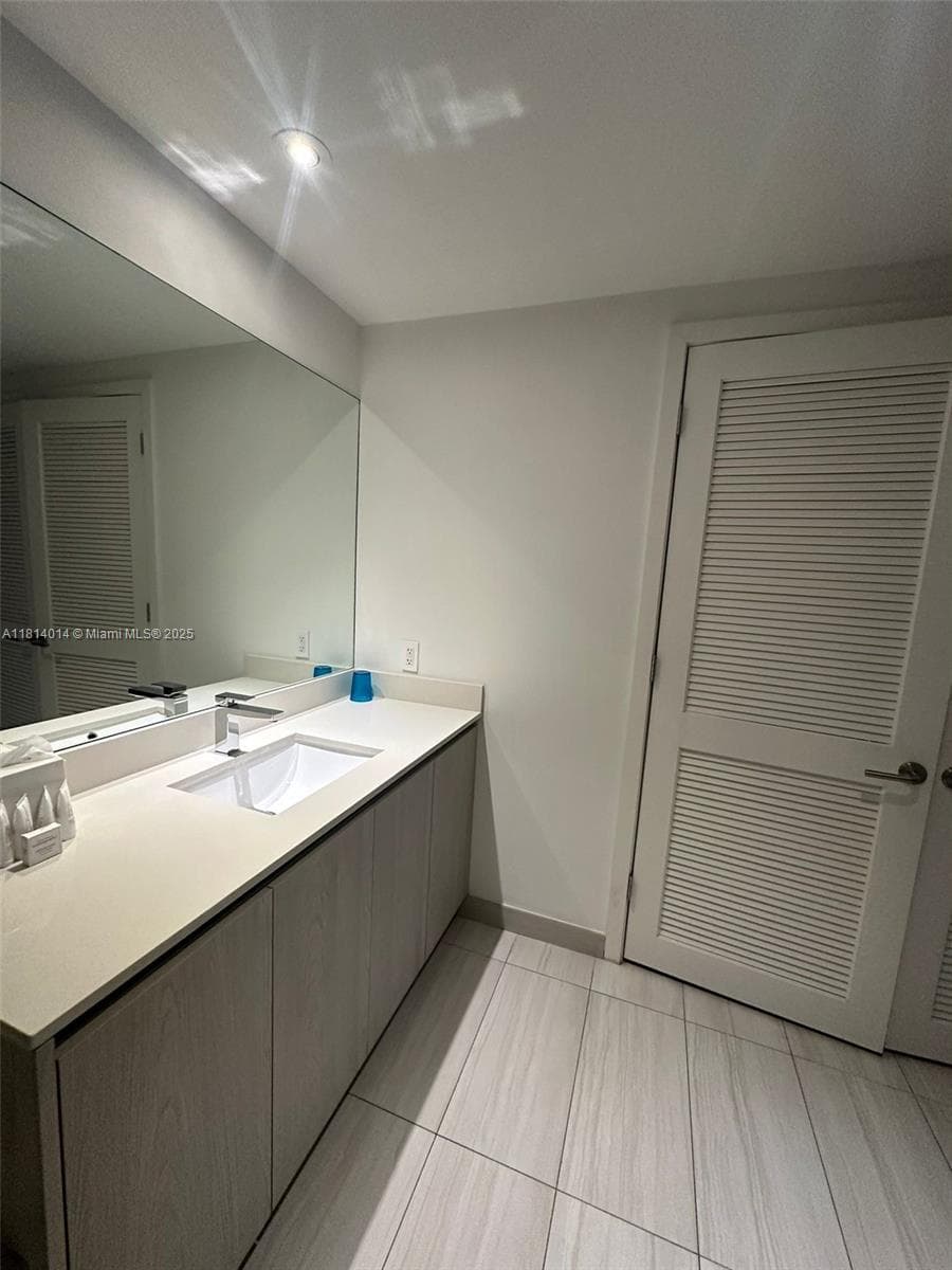 4010 Ocean Dr R1707 photo 8