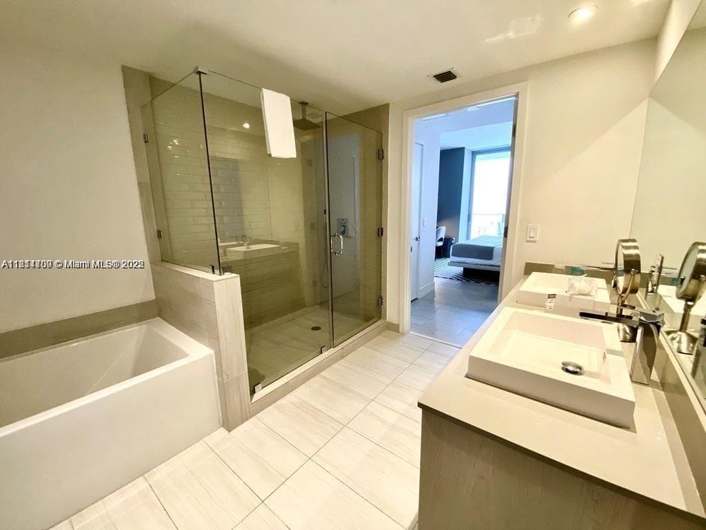 4010 Ocean Dr R1905 photo 17