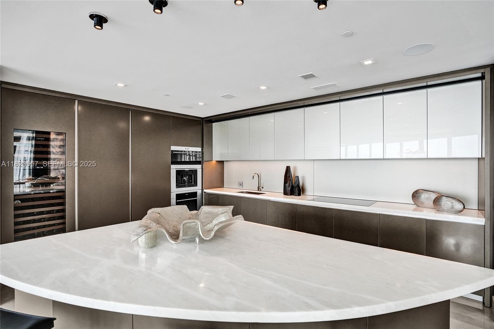 18975 Collins Ave 5