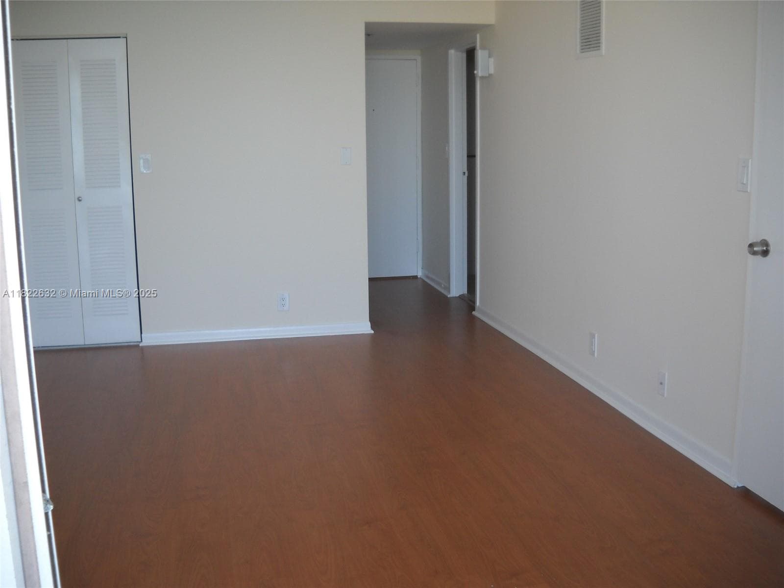 7601 E Treasure Dr 2114 photo 5