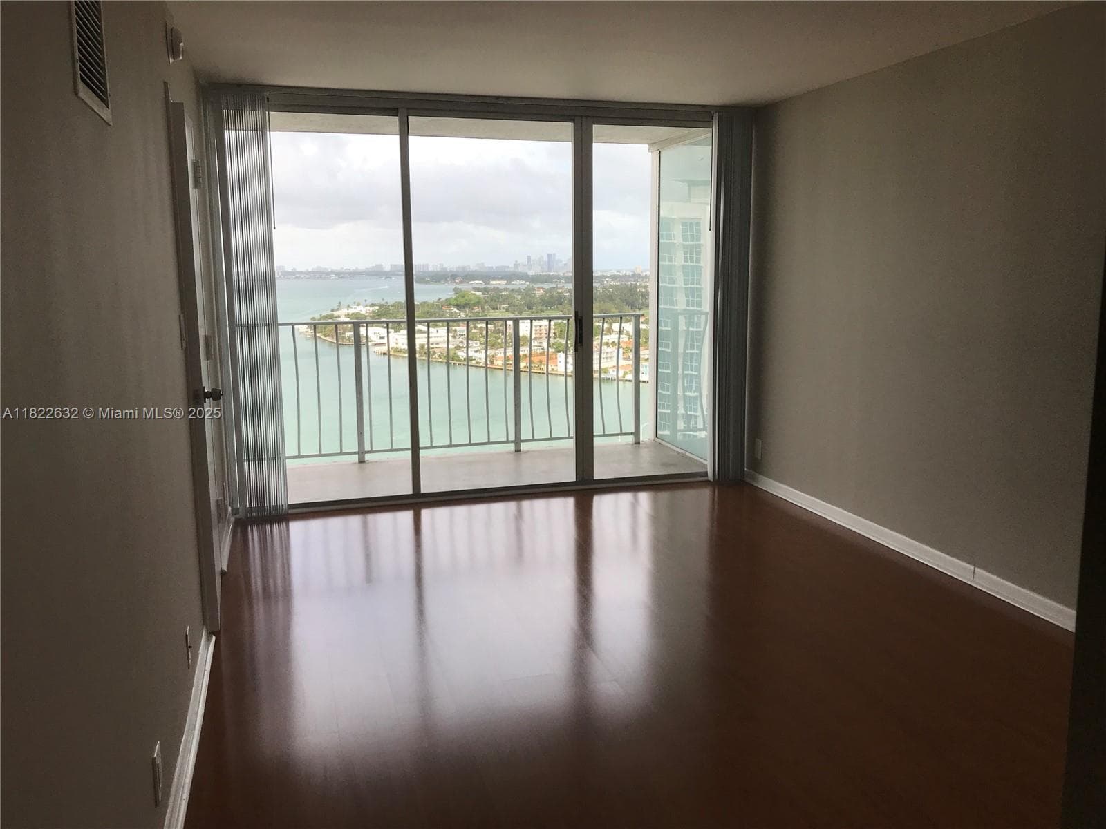 7601 E Treasure Dr 2114 photo 8