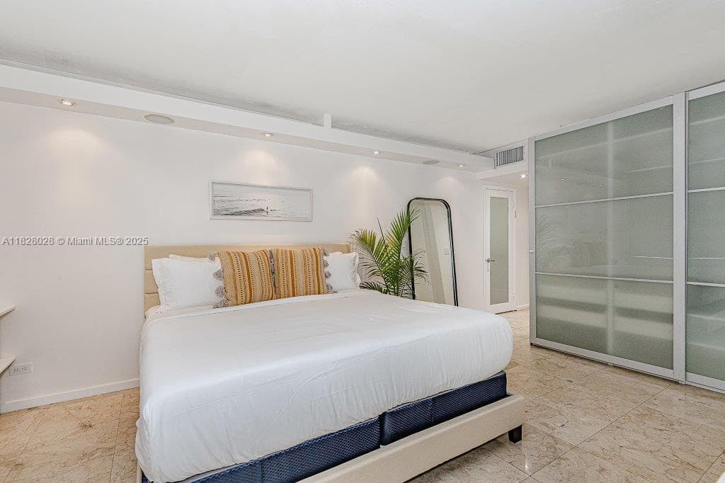 2301 Collins Ave 705 photo 13
