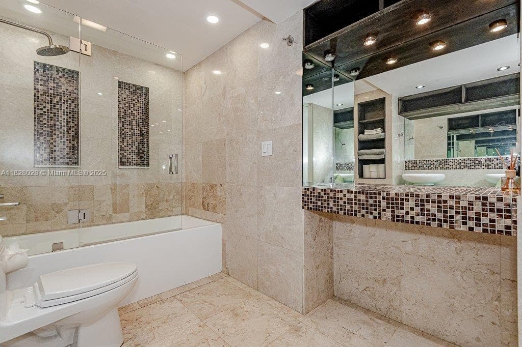 2301 Collins Ave 705 photo 17