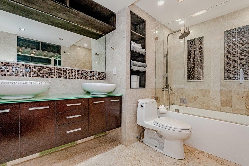 2301 Collins Ave 705 photo 16