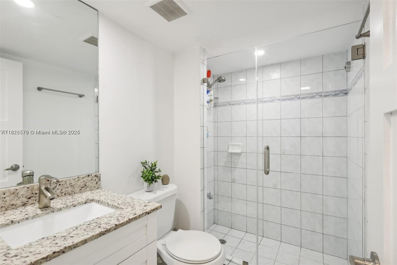 2401 Collins Ave 1011 photo 4