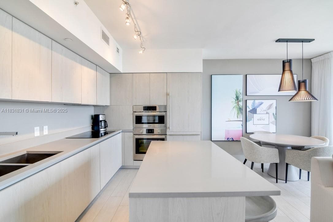 4010 Ocean Dr 4