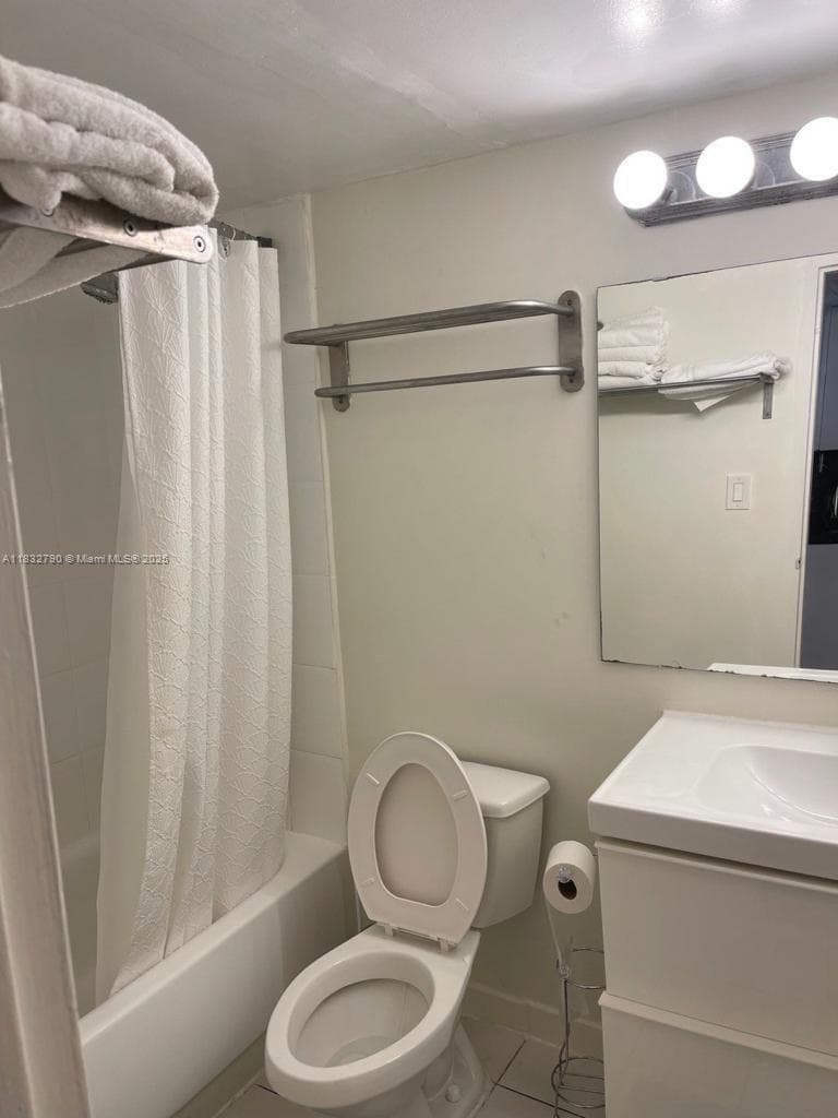 19201 Collins Ave 717 photo 2