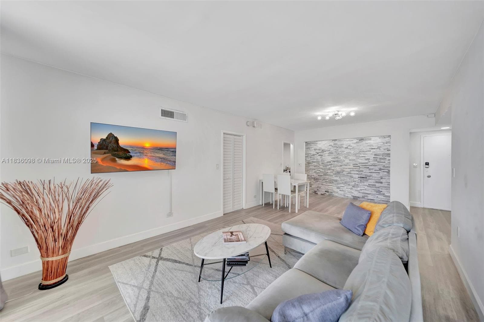 5005 Collins Ave #815 4