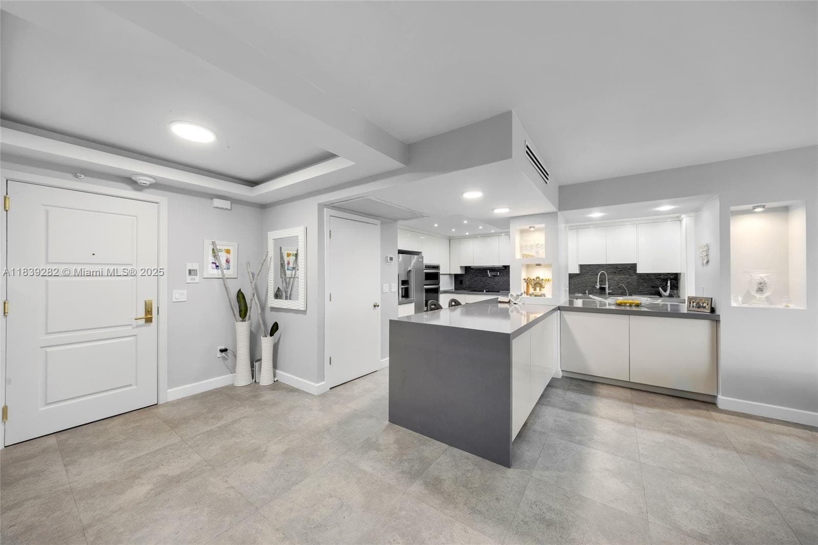 9801 Collins Ave 16U photo 2