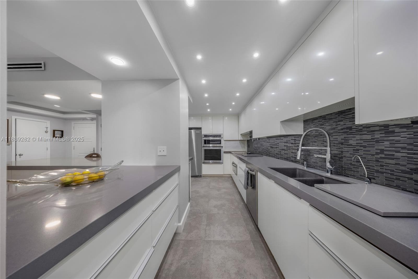 9801 Collins Ave 16U photo 12