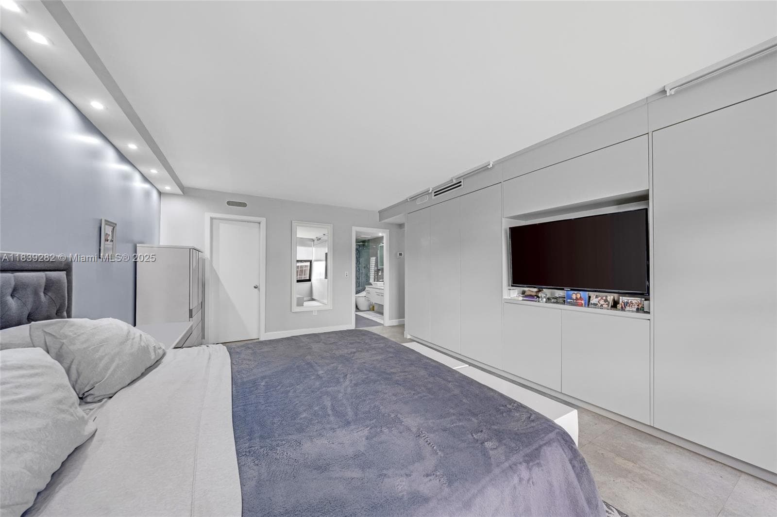 9801 Collins Ave 16U photo 24