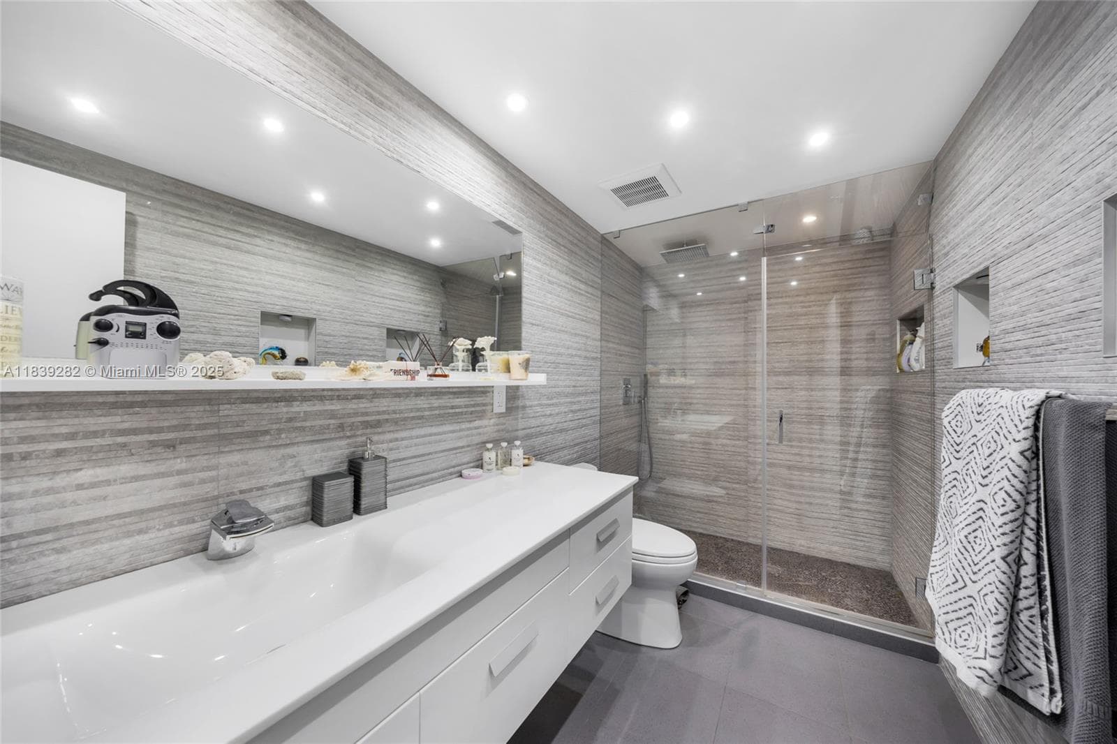 9801 Collins Ave 16U photo 18