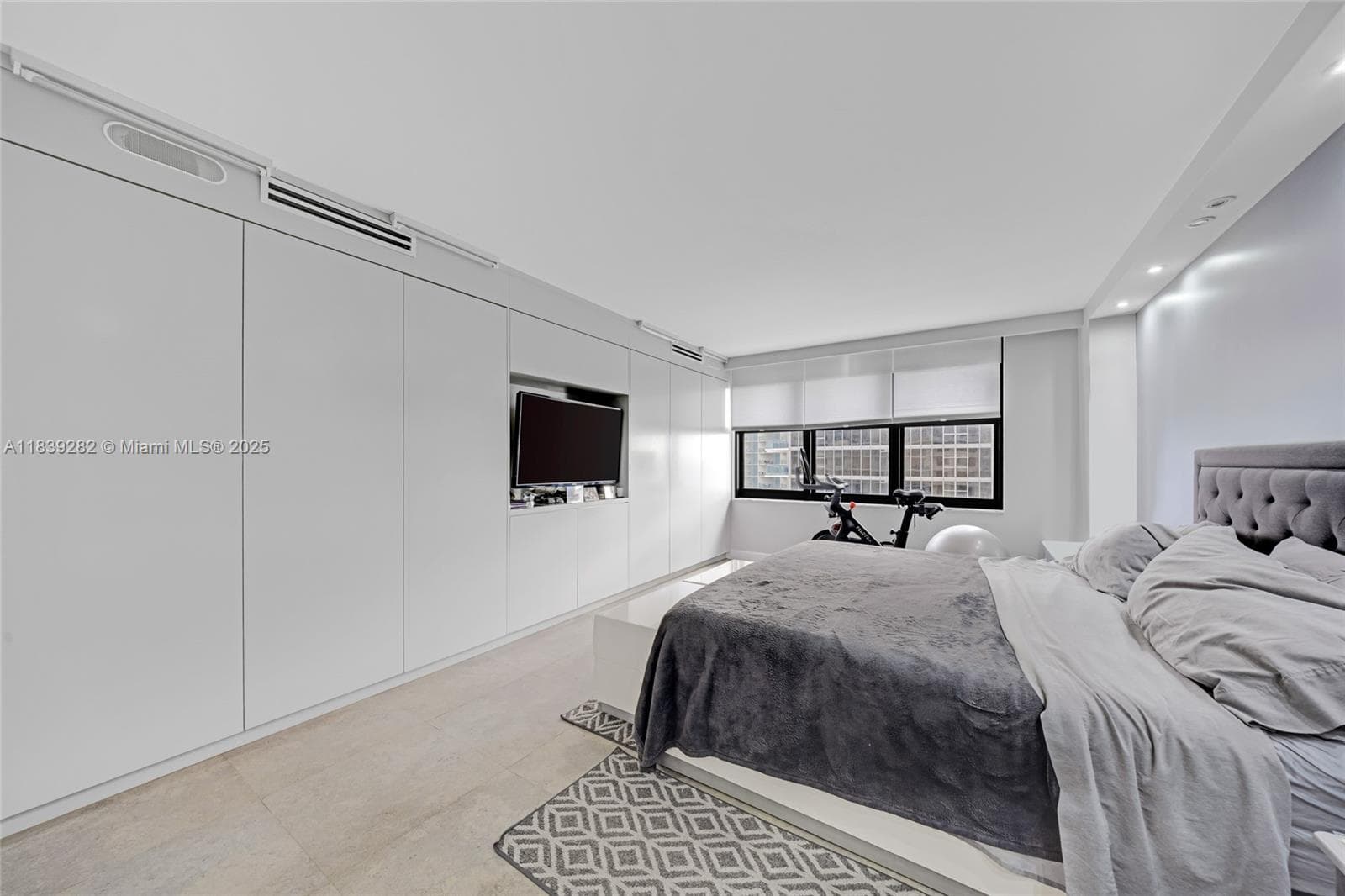 9801 Collins Ave 16U photo 21