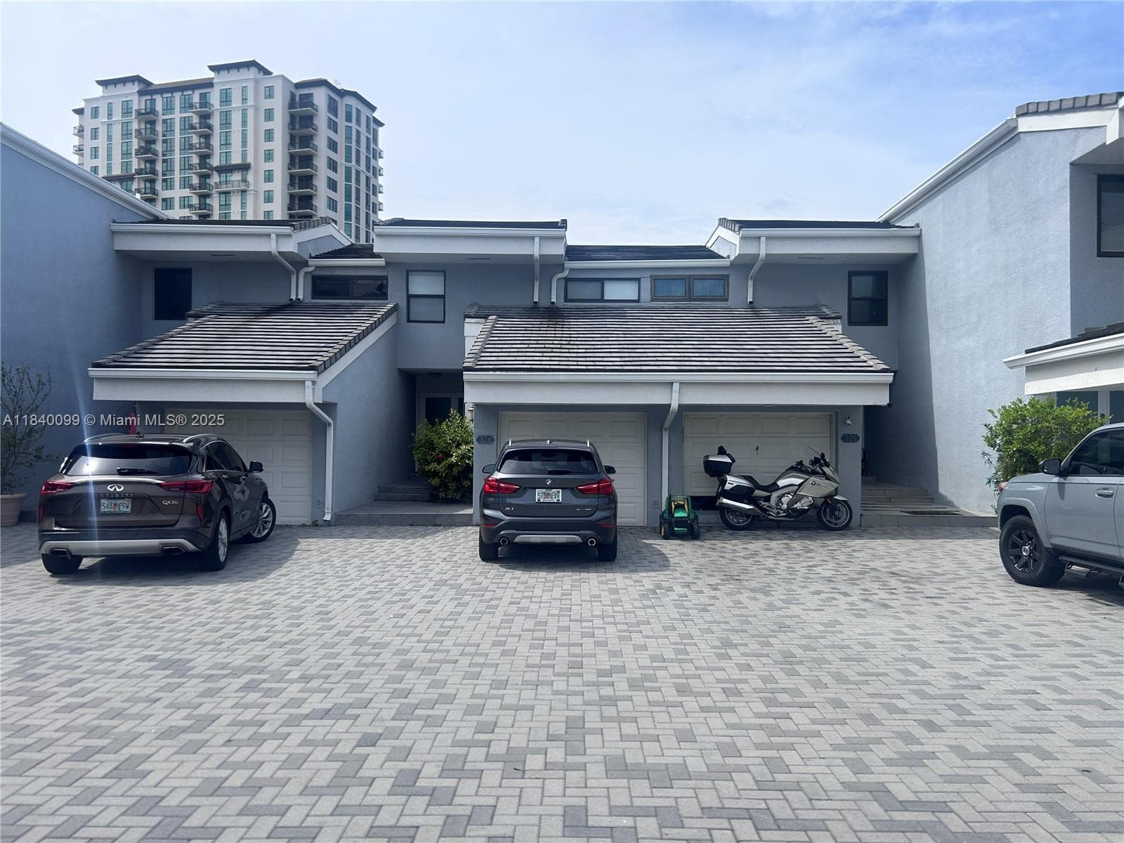 324 Poinciana Dr 906 photo 1